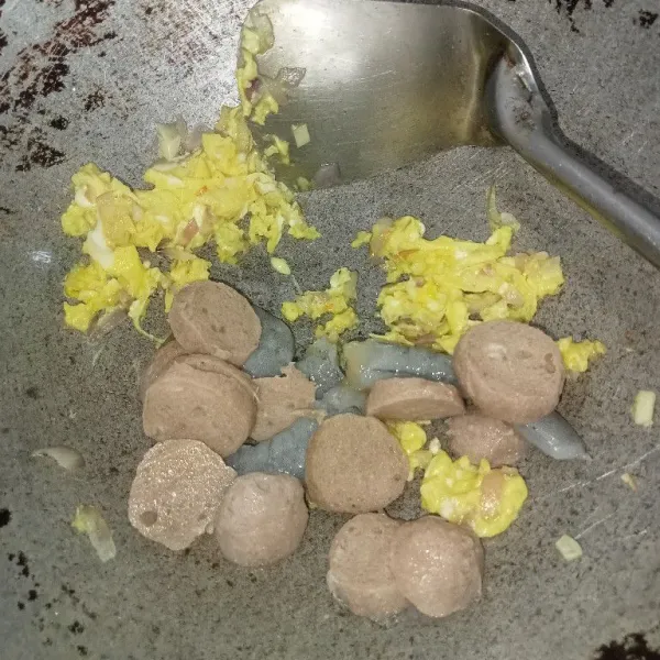 Tumis bumbu cincang hingga harum, masukkan telur kemudian orak arik, masukkan bakso dan udang aduk rata hingga udang berubah warna.