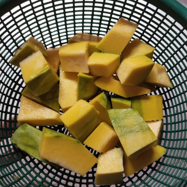 Kupas labu. Potong-potong labu dan cuci bersih.