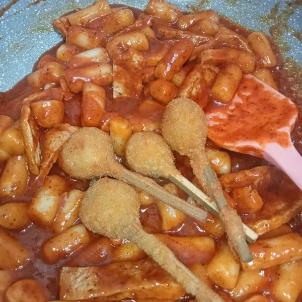 Masak hingga mendidih kemudian masukkan kaki naga.
