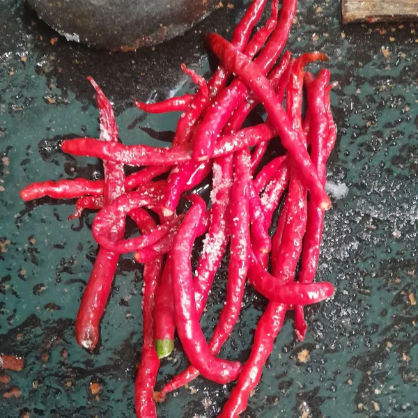 Giling cabe merah dan garam sampai halus tambahkan bawang merah.