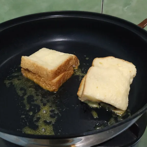 Lelehkan margarin di atas teflon lalu panggang roti hingga matang.