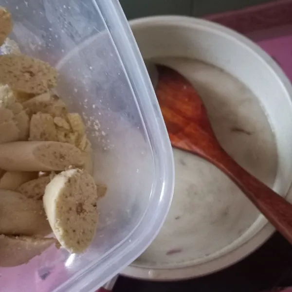 Masukan santan, masak hingga panas, kemudian masukan terubuk dan tempe, aduk rata.