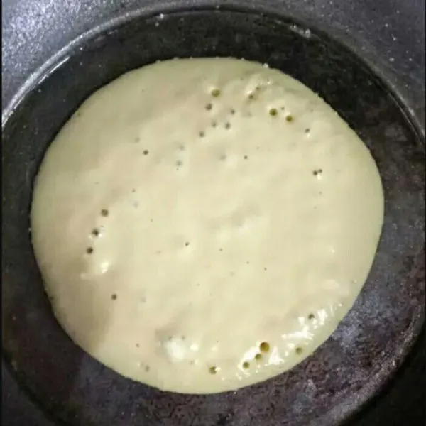 Jika sudah muncul bulatan-bulatan kecil jangan lupa dibalik.
