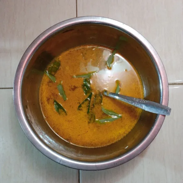 Pindahkan dalam baskom, tambah air sesuai selera, cek rasa, masukkan daun kari/salam india.