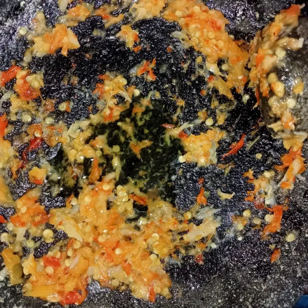Setelah sambal halus, siram dengan minyak panas kemudian letakkan sambal di atas tempe dan siap disajikan.