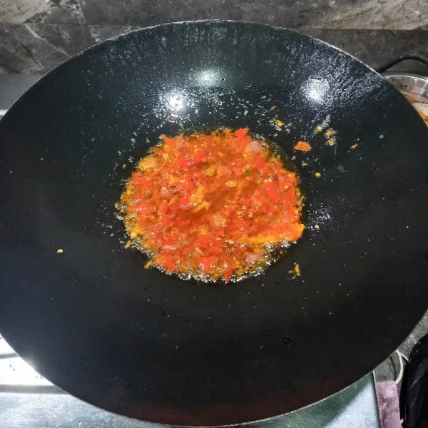 Tambahkan kaldu jamur, koreksi rasa. Masak sampai bau langu cabenya hilang.