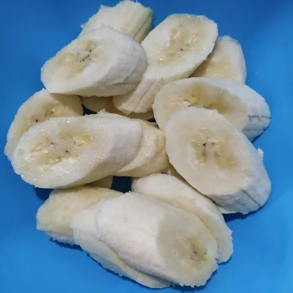 Potong pisang menyerong ke samping, lalu sisihkan