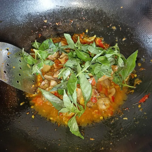 Masak sampai airnya menyusut, lalu tambahkan kemangi dan aduk rata, koreksi rasanya dan siap disajikan.
