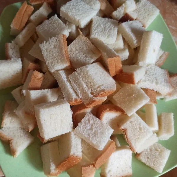 Potong-potong roti tawar sesuai dengan selera.