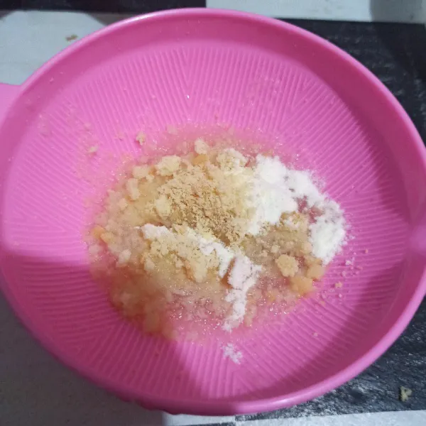 Beri biskuit yang sebelumnya dihancurkan dulu lalu keju bubuk.