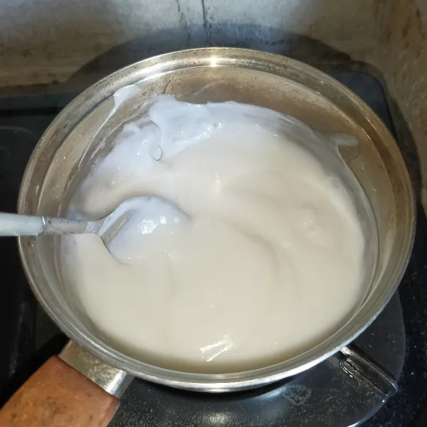 Masak sambil terus diaduk-aduk sampai mengental dan matang. Sajikan bubur sumsum dengan kuah gula merah