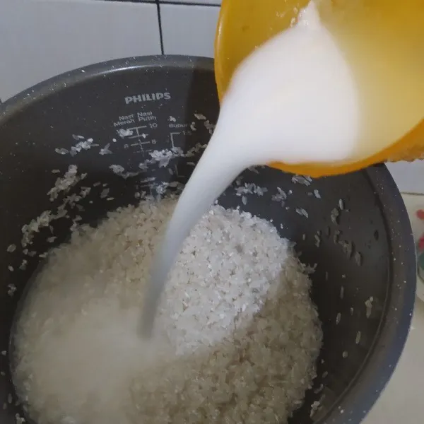 Campurkan fiber creme dan air, aduk rata lalu tuang ke beras yg telah di cuci.