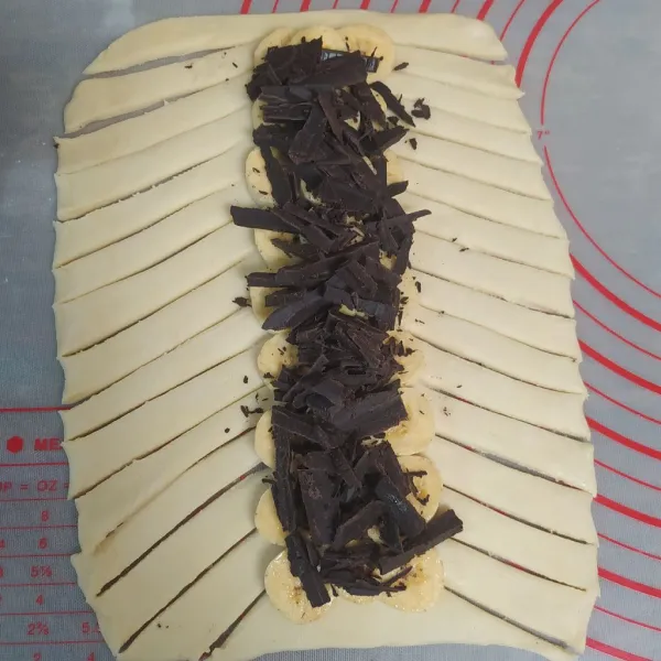 Tata pisang di tengah pastry. Taburi DCC.