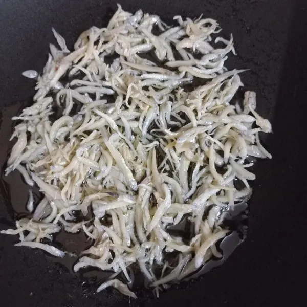 Panaskan secukupnya minyak goreng, tumis teri hingga kekuningan.