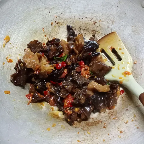 Masukkan jamur kuping, aduk rata.