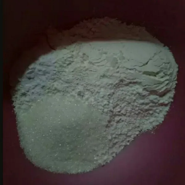 Pertama campur tepung terigu, gula, garam, dan baking powder aduk rata.