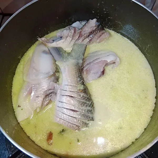 Masukan ikan. Didihkan sampai mendidih. Lalu koreksi rasa.