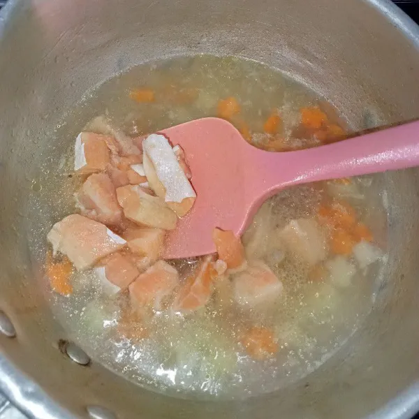Masukkan salmon dan brokoli, masak hingga mendidih.