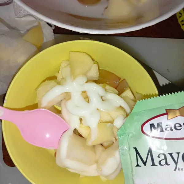 Beri mayonaise di atas buah.
