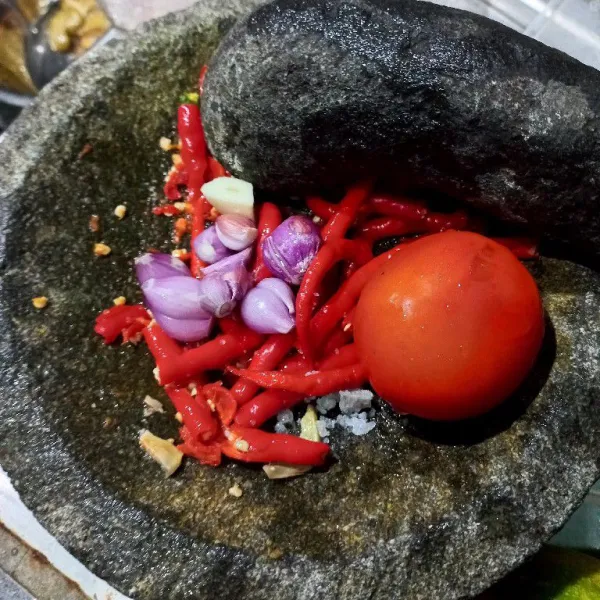 Haluskan cabe, bawang merah, bawang putih, dan tomat.