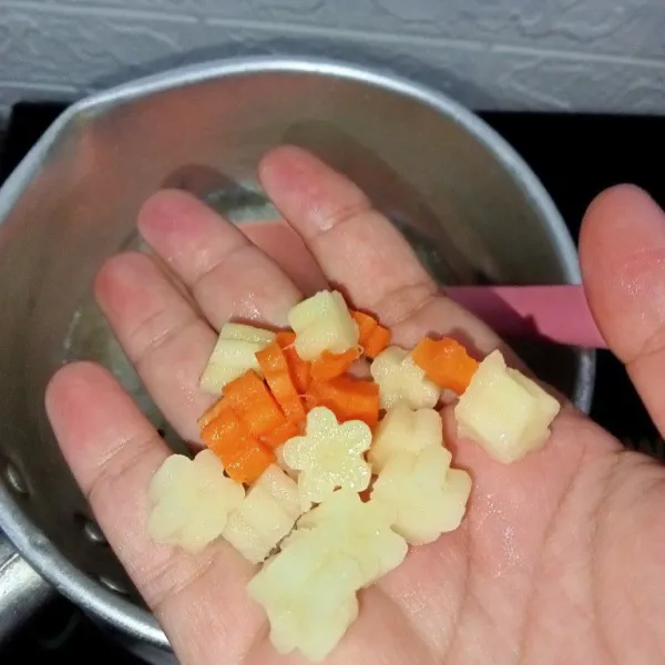 Masukkan wortel dan kentang, masak hingga setengah matang.