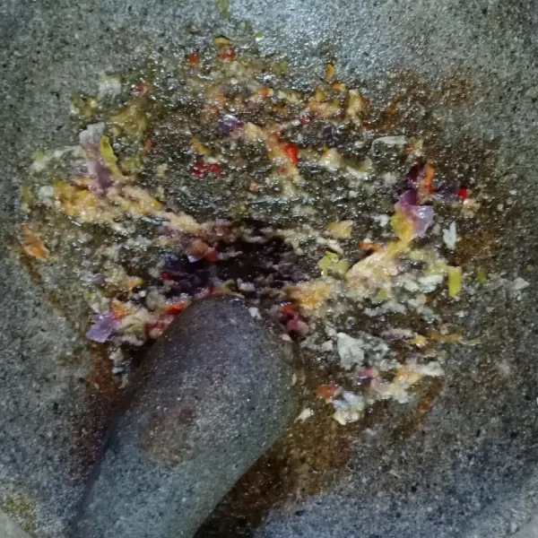 Haluskan bawang merah, bawang putih dan cabe rawit.