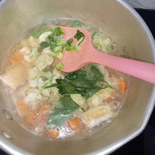 Masukkan bawang prei dan seledri.
