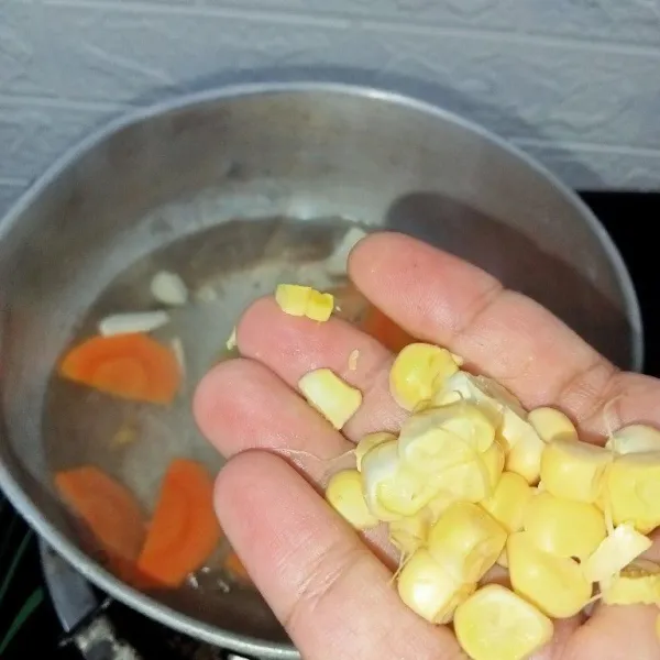 Setelah wortel matang, masukkan jagung.