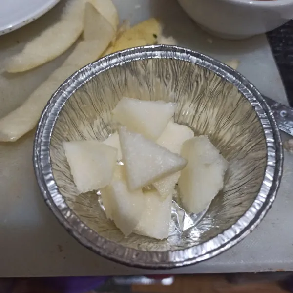 Kupas pear, lalu potong kecil.
