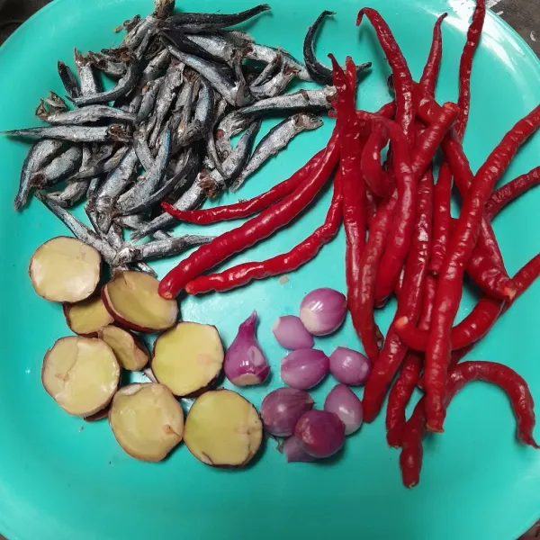 Siapkan bawang merah cabai, jengkol, dan ikan.