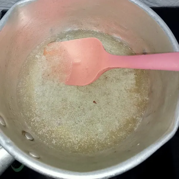 Tumis bumbu halus hingga harum dengan evo lalu tuang air aduk rata.