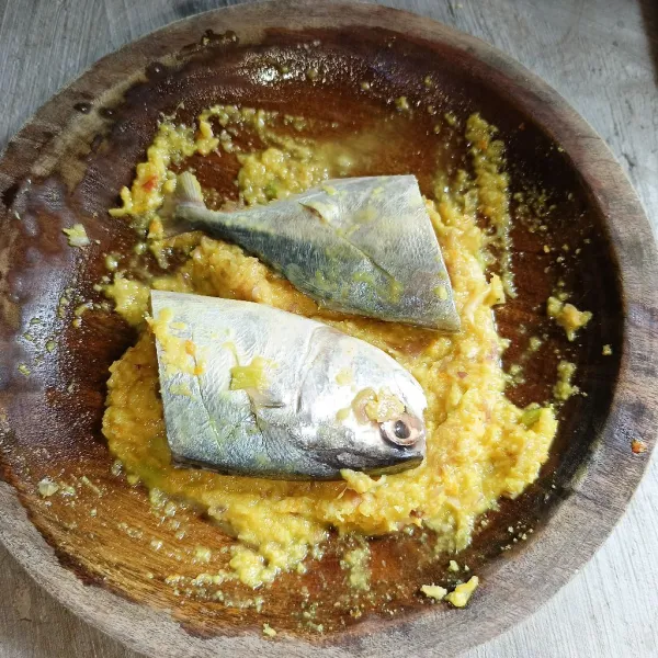 Baluri ikan dengan bumbu halus.