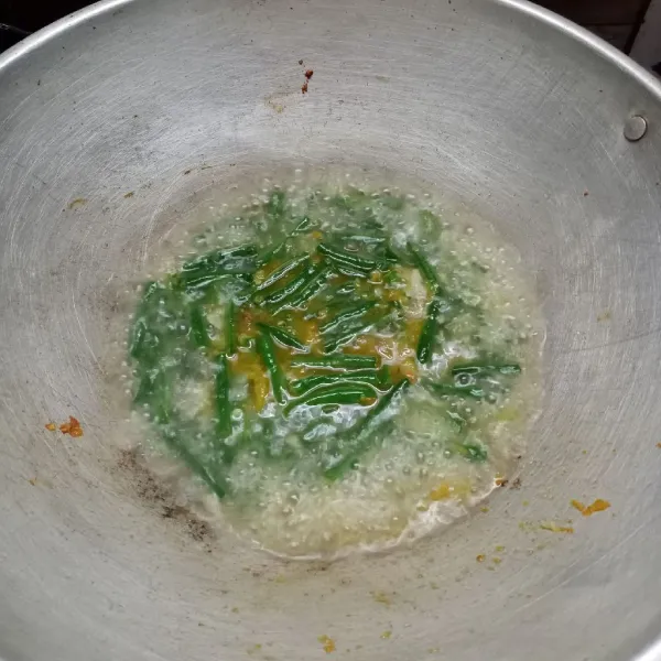 Masukkan air, biarkan mendidih. Masak sampai kacang panjang empuk.
