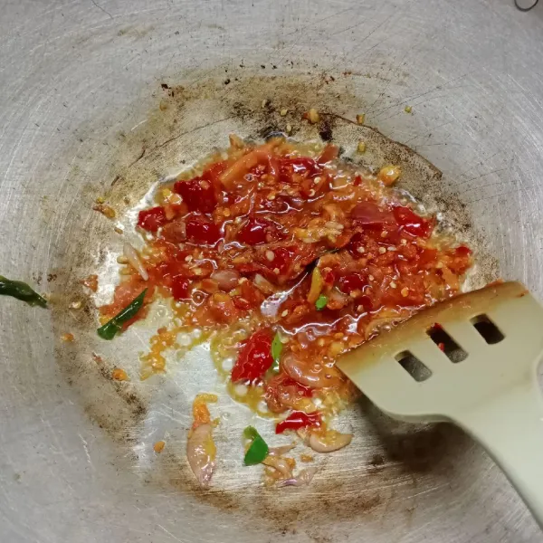 Tumis bumbu halus dan daun jeruk sampai harum dan bumbu matang.