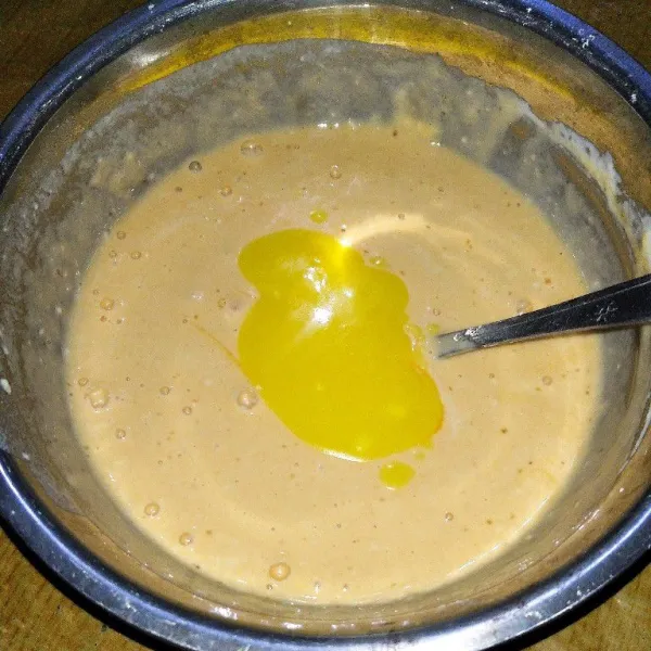 Tambahkan margarin yang sudah di lelehkan, aduk rata.