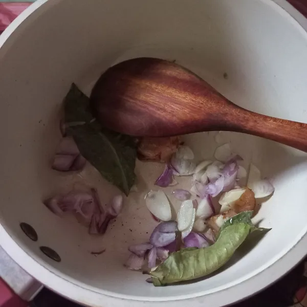 Panaskan minyak, tumis semua bumbu hingga harum.