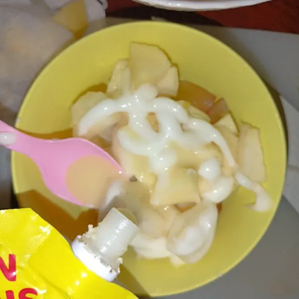 Tambahkan susu kental manis.