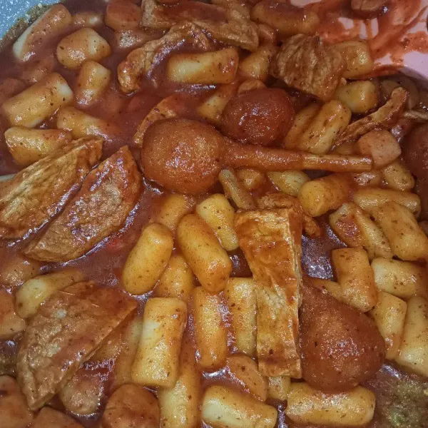 Masak hingga mengental, tes rasa dan matikan api, sajikan.