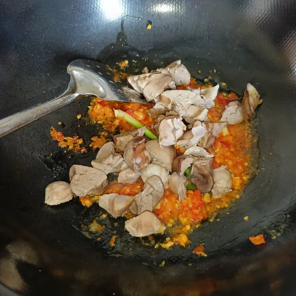 Masukkan hati ampela dan aduk rata.