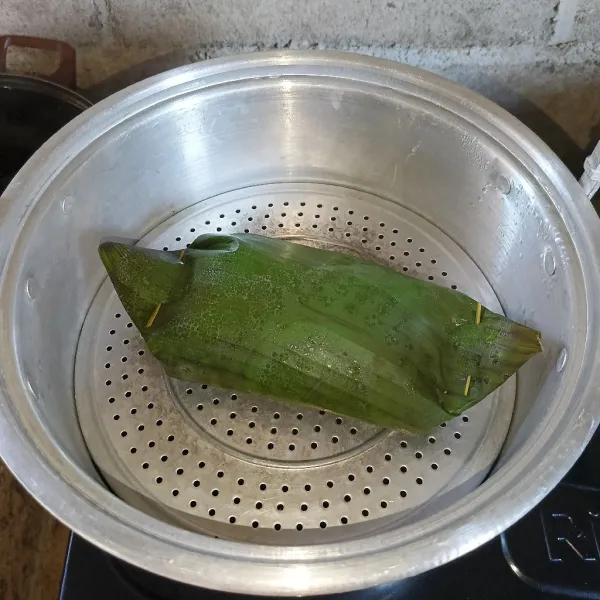 Kemudian kukus sekitar 25 menit atau sampai matang.