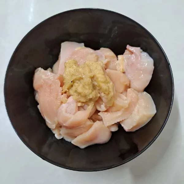 Uleg halus bawang putih, merica, garam dan kaldu bubuk sampai halus. Campur dengan ayam fillet. Aduk sampai rata, marinasi minimal 30 menit.