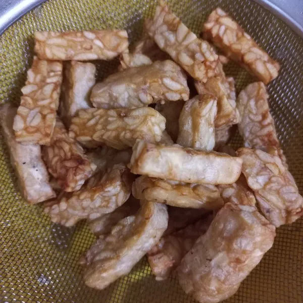 Potong-potong tempe sesuai selera. Goreng, lalu tiriskan.