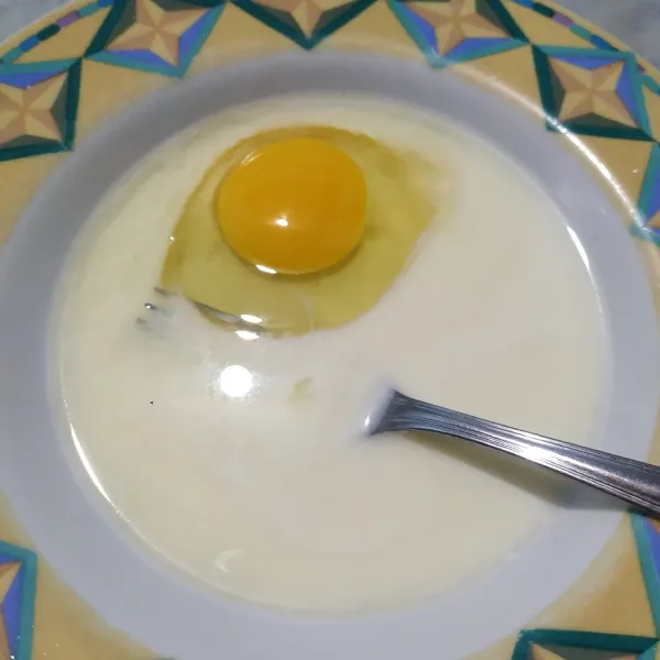 Kocok telur dan susu cair.