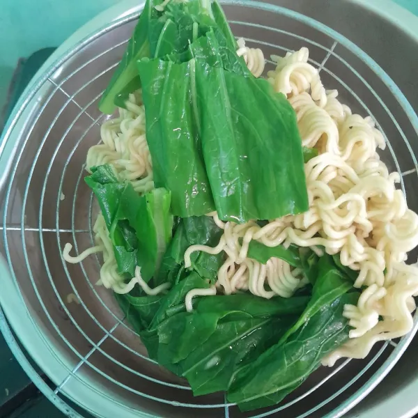 Rebus mie dan sayur lalu tiriskan.