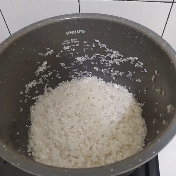Cuci beras lalu tiriskan.