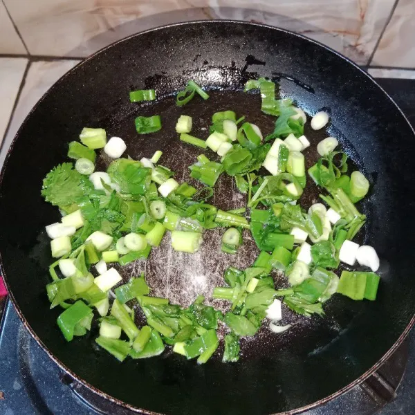Tumis irisan daun bawang sampai harum dan lalu, sisihkan.