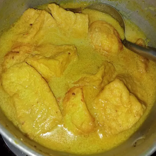 Masak opor hingga mendidih dan mengental, tes rasa dan matikan api. Sajikan dengan taburan bawang merah goreng di atasnya.