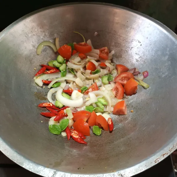 Lalu masukkan tomat, petai dan cabe. Aduk.