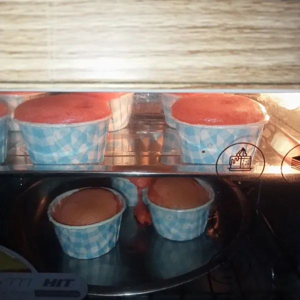 Tuang adonan ke dalam cup lalu panggang di dalam oven yang sudah dipanaskan terlebih dahulu. Panggang hingga cake matang dengan suhu 180°C api atas bawah (sesuaikan dengan suhu masing masing). Biarkan hingga cake dingin