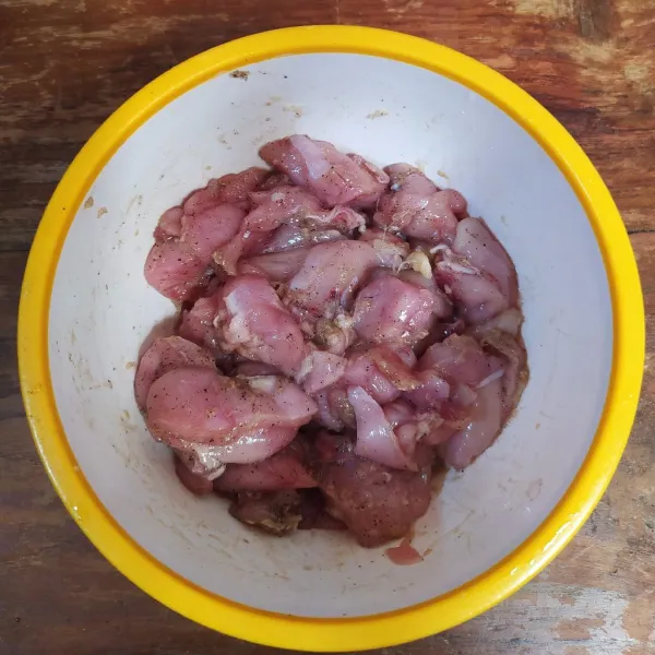 Potong ayam kecil-kecil lalu marinasi dengan garam, lada, dan saus tiram.